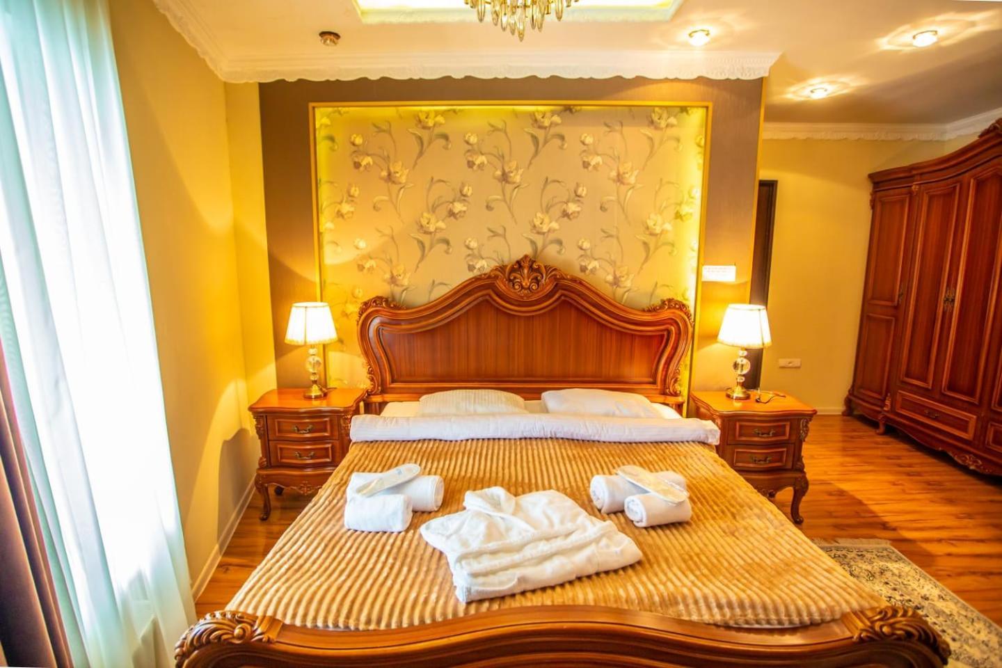 Hotel Caravan Palace Kutaisi Exteriör bild